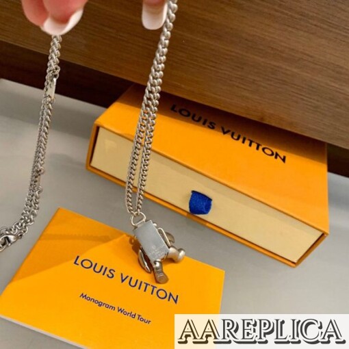 Replica LV Galaxy Astronaut Necklace Louis Vuitton MP2222 4