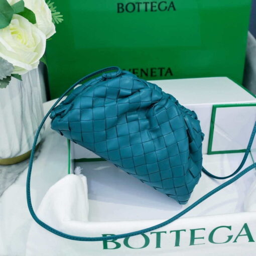 Replica BV 585852 Bottega Veneta Mini Pouch intrecciato leather clutch with strap sapphire 2