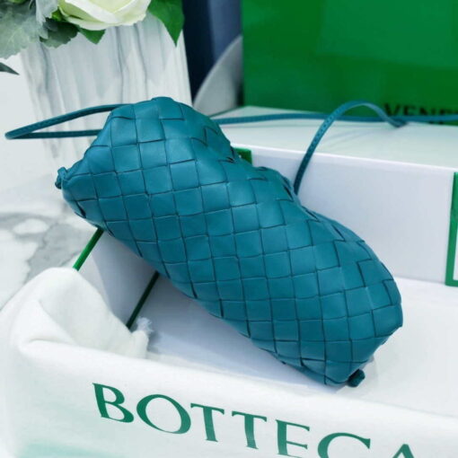 Replica BV 585852 Bottega Veneta Mini Pouch intrecciato leather clutch with strap sapphire 6