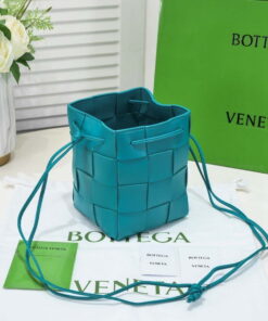 Replica Bottega Veneta BV 680218 Small Cassette Cross-Body Bucket Blue