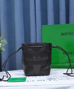 Replica Bottega Veneta BV 680218 Small Cassette Cross-Body Bucket Black