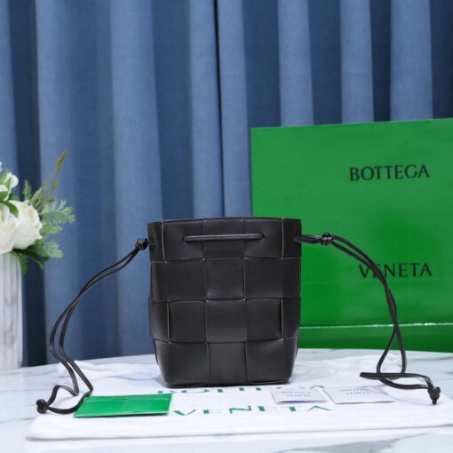 Replica Bottega Veneta BV 680218 Small Cassette Cross-Body Bucket Black