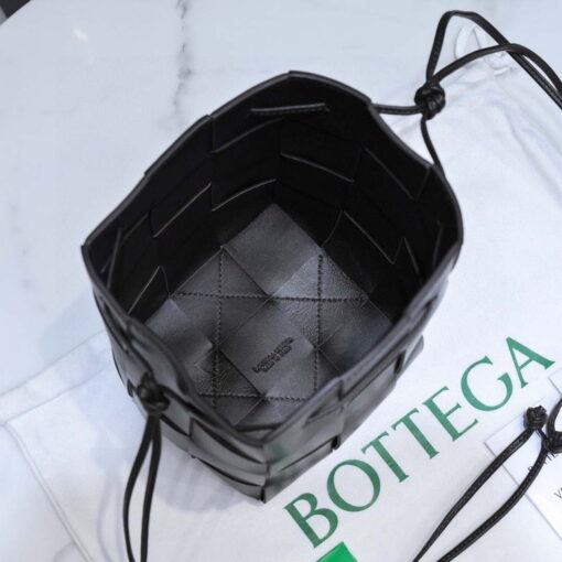 Replica Bottega Veneta BV 680218 Small Cassette Cross-Body Bucket Black 6