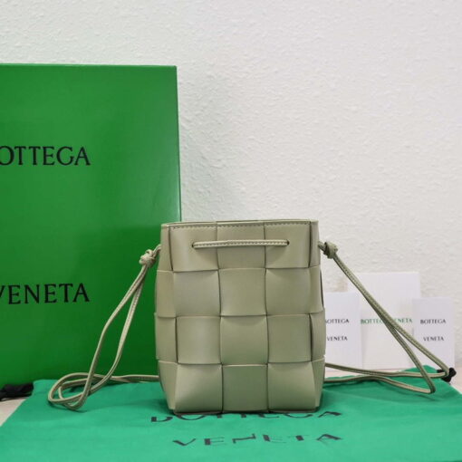 Replica Bottega Veneta BV 680218 Small Cassette Cross-Body Bucket Matcha green