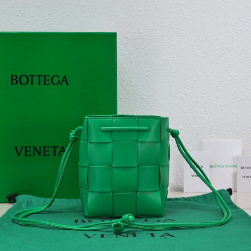 Replica Bottega Veneta BV 680218 Small Cassette Cross-Body Bucket Green