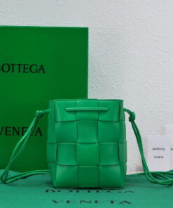 Replica Bottega Veneta BV 680218 Small Cassette Cross-Body Bucket Green 2