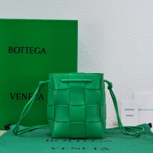 Replica Bottega Veneta BV 680218 Small Cassette Cross-Body Bucket Green 2