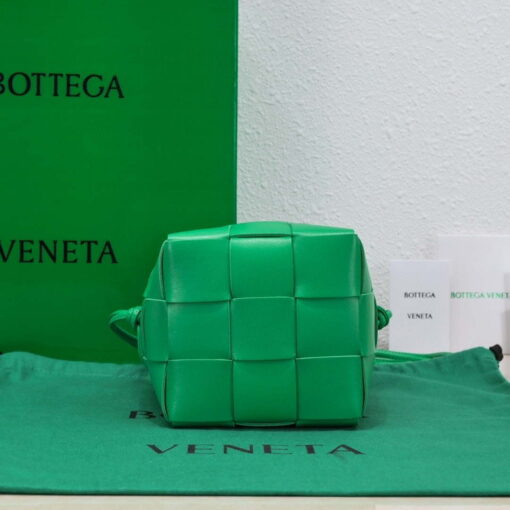 Replica Bottega Veneta BV 680218 Small Cassette Cross-Body Bucket Green 3