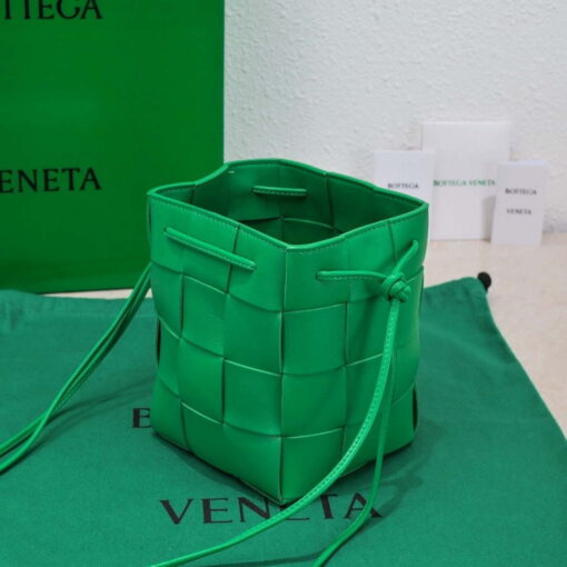 Replica Bottega Veneta BV 680218 Small Cassette Cross-Body Bucket Green 4