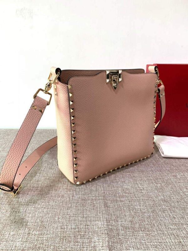 Replica Valentino 2B0C17 Rockstud Grainy Calfskin Hobo Bag 50031S Pink 2