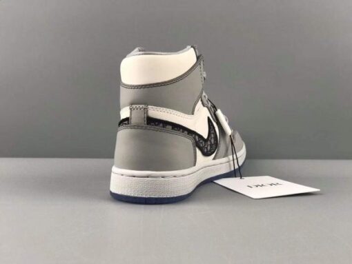 Replica Dior Men’s Women‘s Limited-edition Air Jordan 1 High OG Dior Sneaker 3