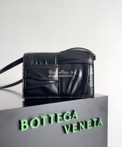 Replica Bottega Veneta BV Mini Cassette black Cross-Body Bag 731243