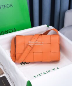 Replica Bottega Veneta BV Cassette Bag in Maxi Intreccio Bag 578004 Or