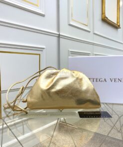 Replica Bottega Veneta BV The Pouch 20 in Metallic Nappa 585852 Oro