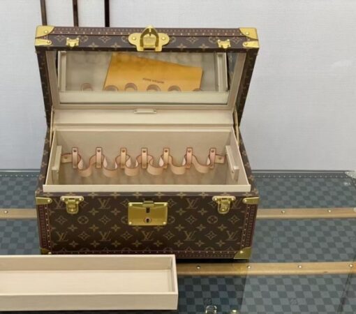 Replica Louis Vuitton Case With Mirror Monogram Canvas M21822 3