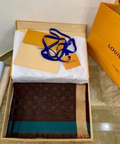 Replica Louis Vuitton On The Edge Monogram Shawl M76465 2