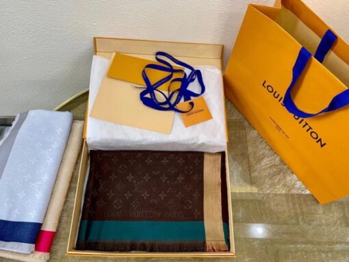 Replica Louis Vuitton On The Edge Monogram Shawl M76465 2