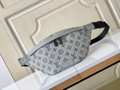 Replica Louis Vuitton Discovery Bumbag M46108 4