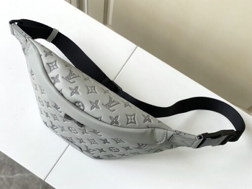 Replica Louis Vuitton Discovery Bumbag M46108 7